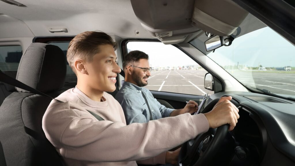 Fahrschüler mit Fahrlehrer im Auto